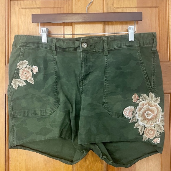 Torrid‎ Camo Floral Embroidered Shorts Womens Size 18 Olive Green - Picture 1 of 7